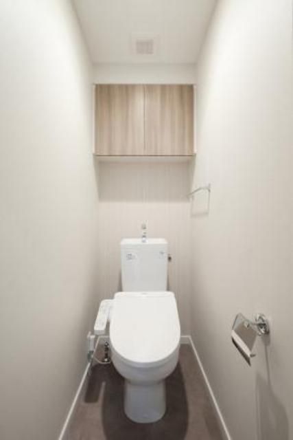 トイレ　落ち着いた色調のトイレです