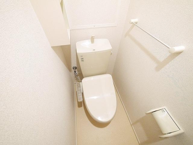 トイレ　便利な収納棚があります