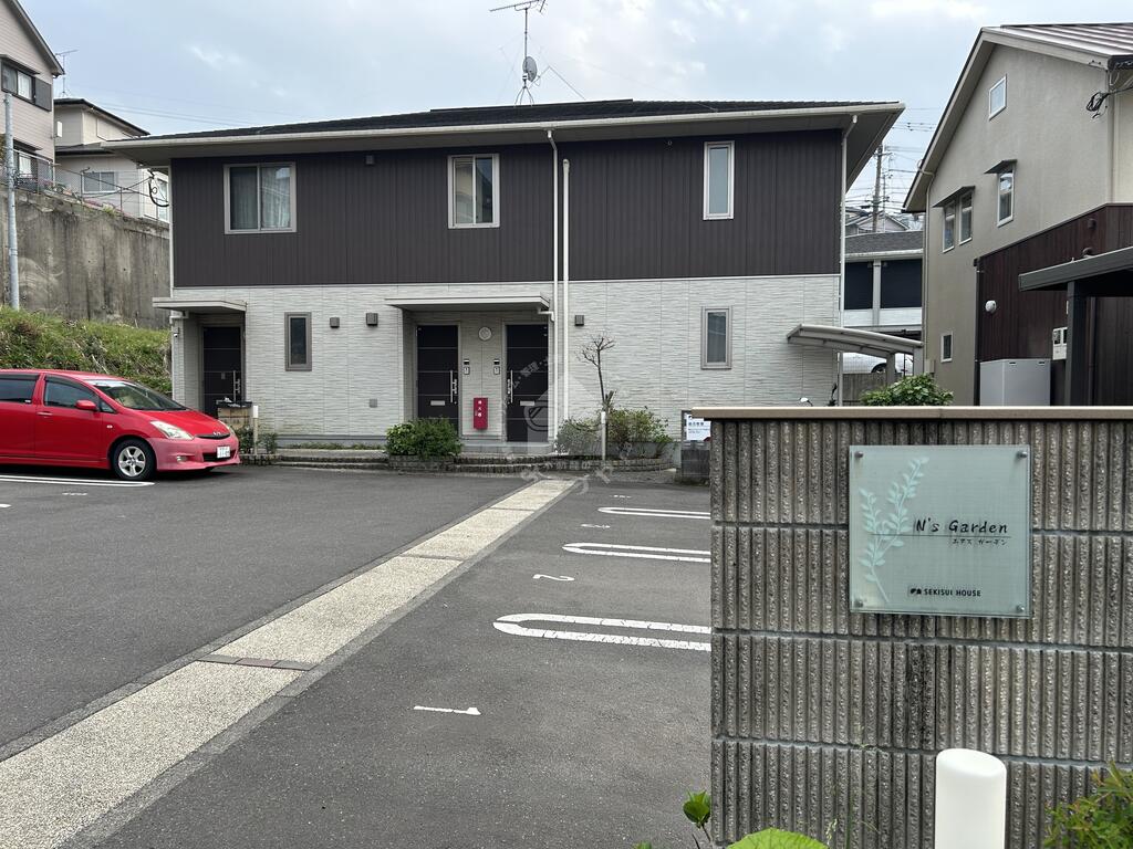 エントランス　敷地内は駐輪場やゴミ置き場なども付いているので便利です