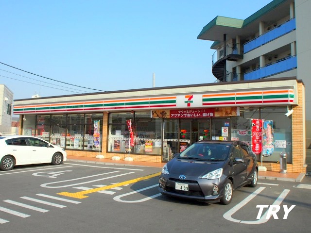 コンビニ　セブンイレブン大和高田三倉堂南店（コンビニ）まで323m