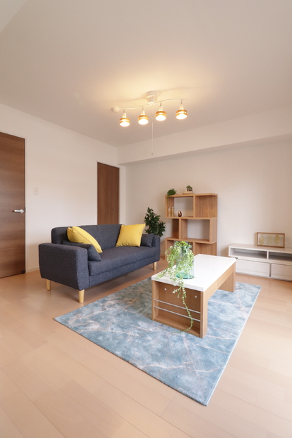 居室・リビング　※モデルルーム参考写真。実際のお部屋に家具、小物は付いており