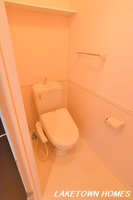 トイレ　上部に収納棚のある温水洗浄暖房便座付のトイレです。