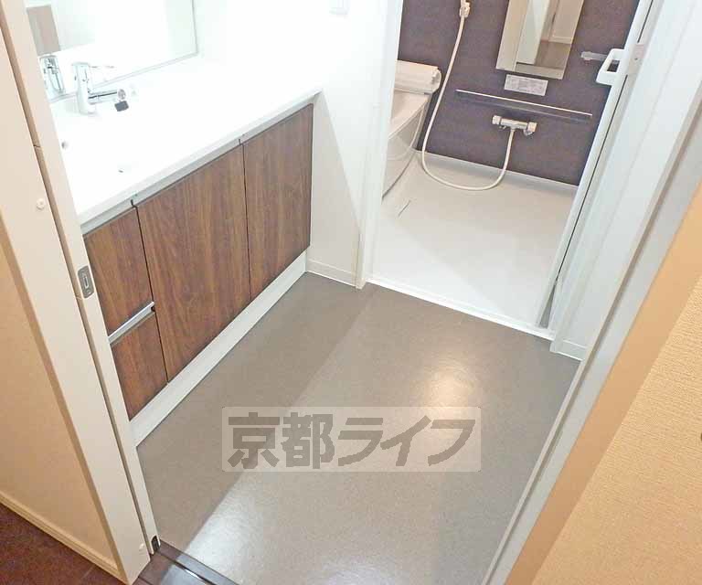 洗面設備　ゆったりとした脱衣所です。