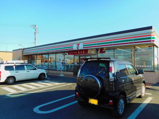 コンビニ　セブンイレブン（コンビニ）まで647m