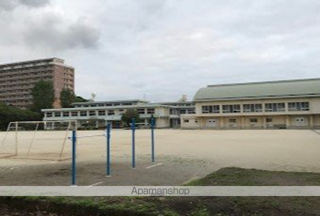 小学校　明野東小学校明野東校区児童育成クラブ（小学校）まで724m