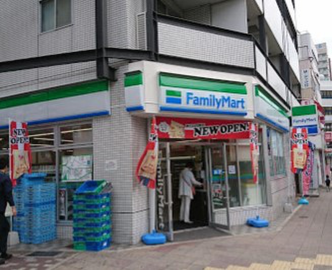コンビニ　ファミリーマート（コンビニ）まで15m