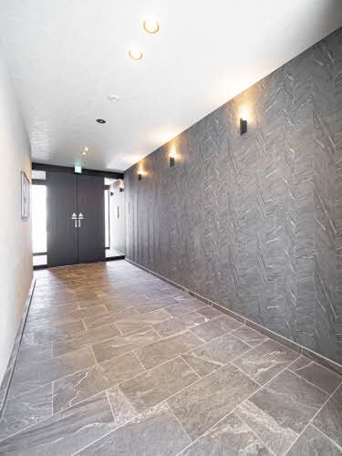 建物外観　タイル調の共用スペース