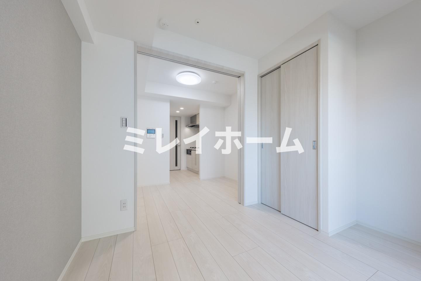 居室・リビング　同建物内、別のお部屋の参考写真になります。フローリングは茶色