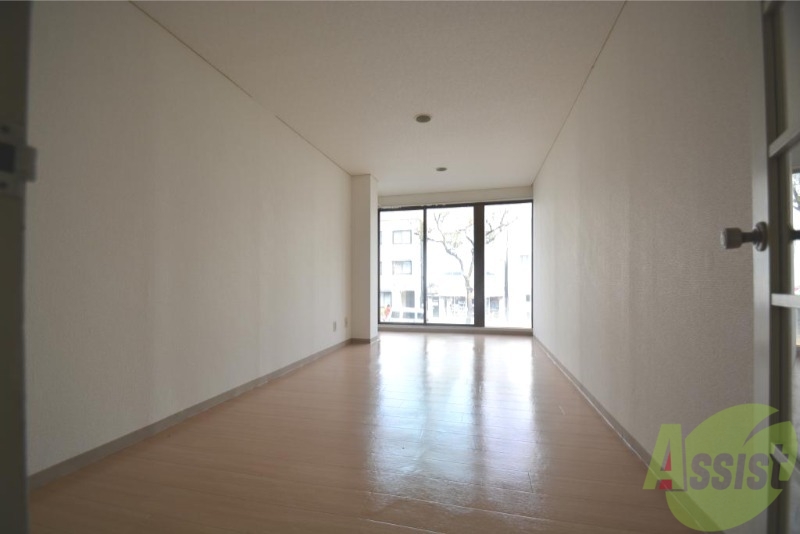 居室・リビング　大きな窓で明るいお部屋です