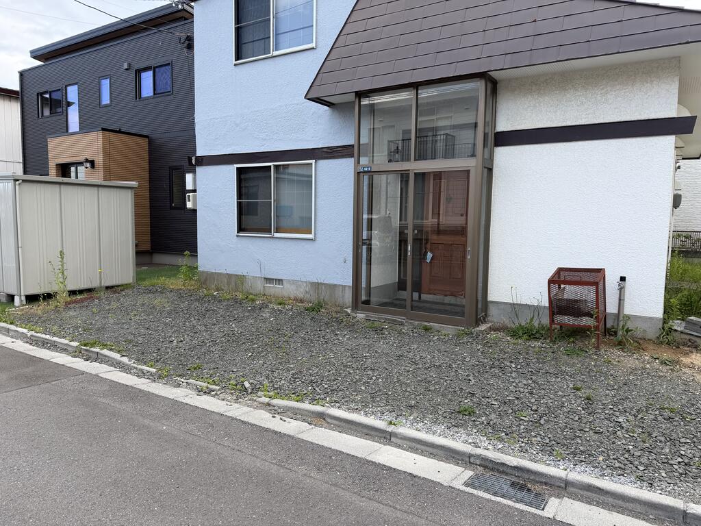 エントランス　玄関前にも駐車可能