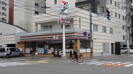 コンビニ　セブンイレブン南9西3丁目店（コンビニ）まで372m