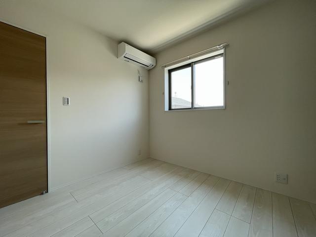 その他部屋・スペース　明るい洋室ですね。