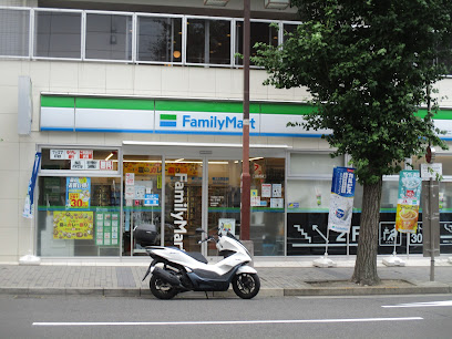 コンビニ　ファミリーマート 栄二丁目店（コンビニ）まで63m