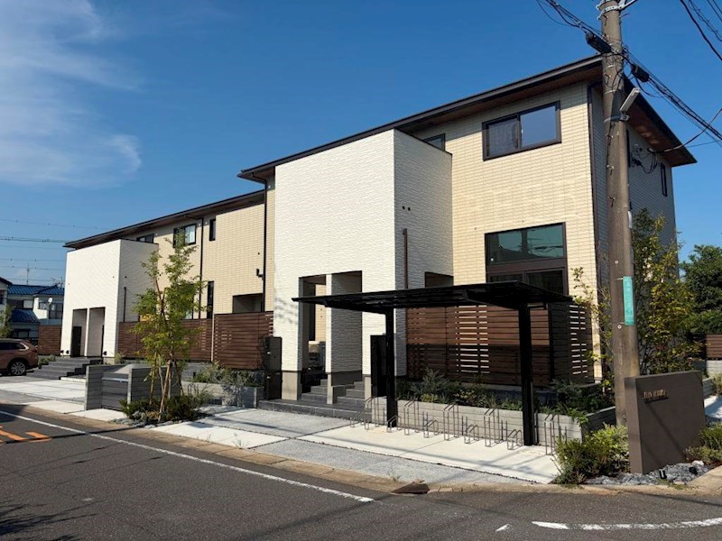 建物外観　吉川駅徒歩10分（800ｍ）