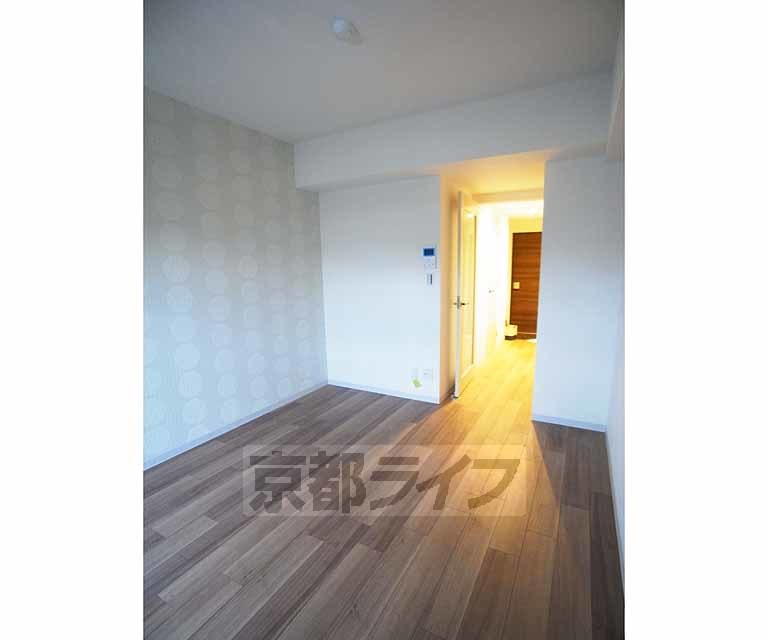 居室・リビング　広めの１Ｋです。お部屋のアクセントクロスがまたおしゃれ！