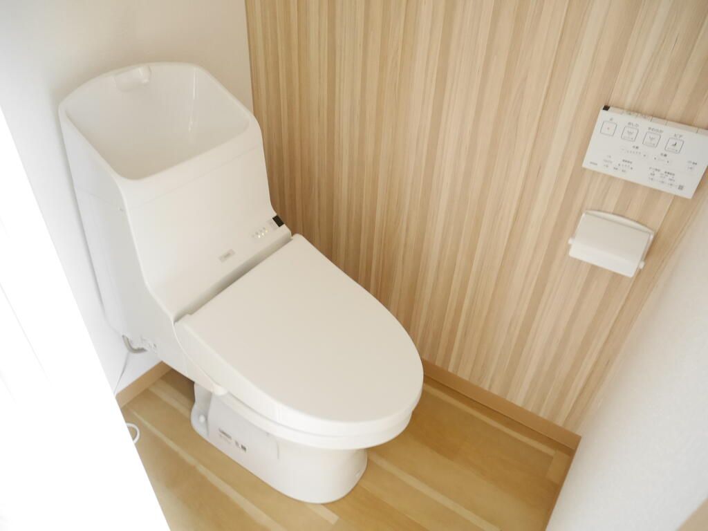 トイレ　落ち着いた色調のトイレです
