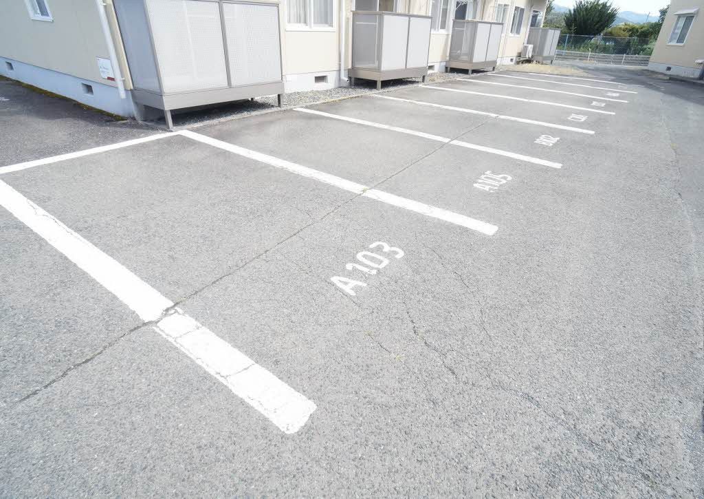 建物外観　駐車場