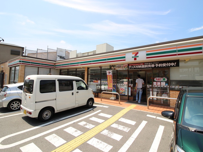 コンビニ　セブンイレブン（コンビニ）まで320m