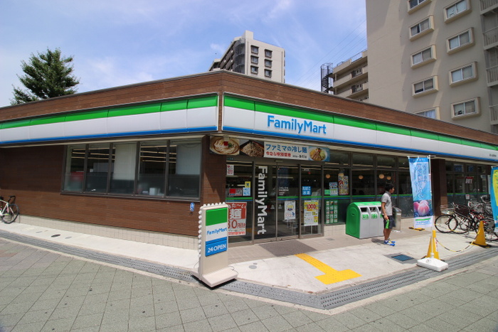 コンビニ　ファミリーマート（コンビニ）まで300m