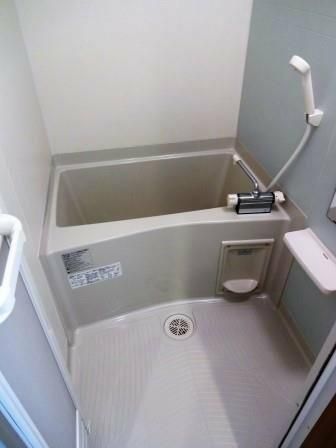 バス・シャワールーム　※同建物内・別タイプの参考写真です。