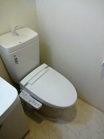 トイレ　※同建物内・別タイプの参考写真です。
