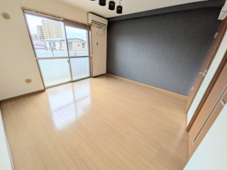 居室・リビング　壁一面にアクセントクロス