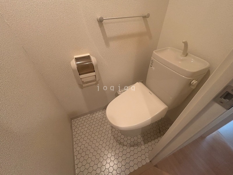 トイレ　嬉しい温水洗浄便座付きのトイレです。