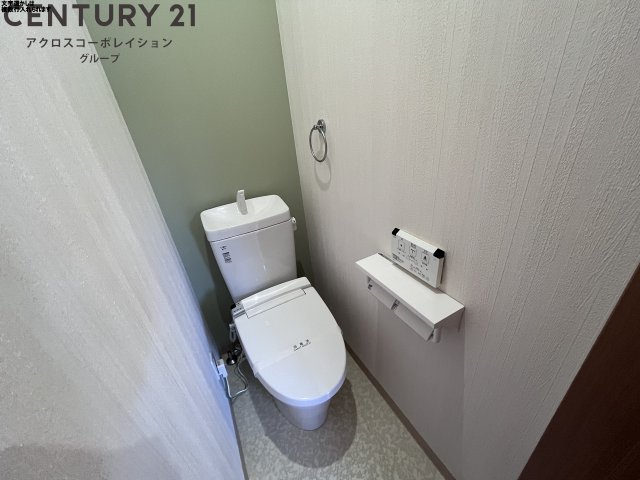 トイレ　温水洗浄便座付きのトイレです♪