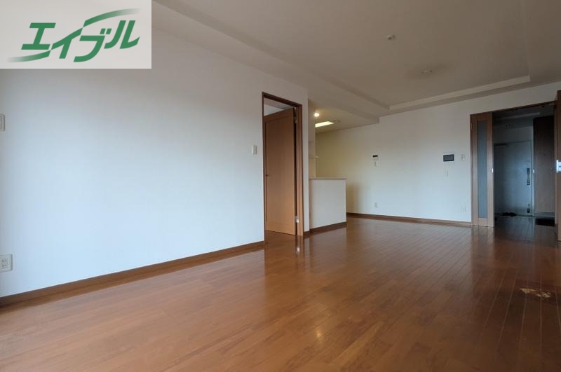 ロイヤルガーデン新屋敷の居間写真