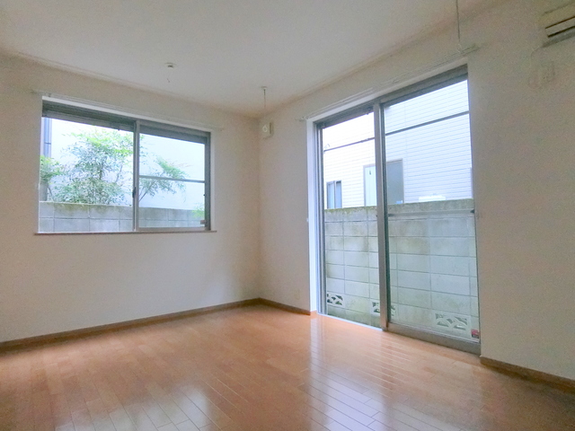 居室・リビング　★角部屋２面採光で明るいお部屋です★