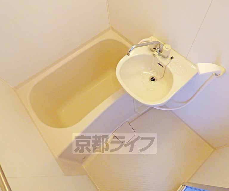 バス・シャワールーム　広々とした浴室です。