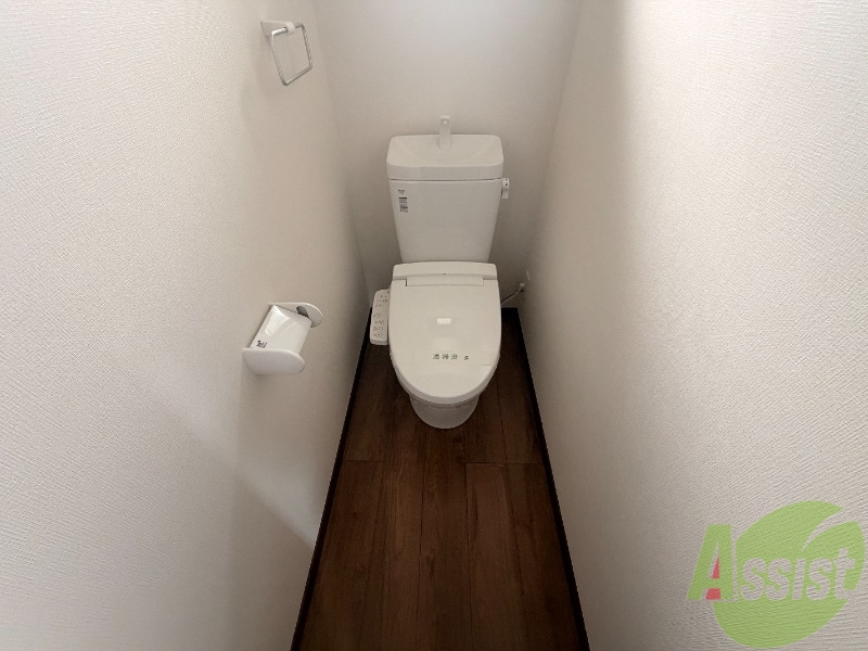 トイレ　トイレは温水洗浄便座です。シンプルな雰囲気になっています。