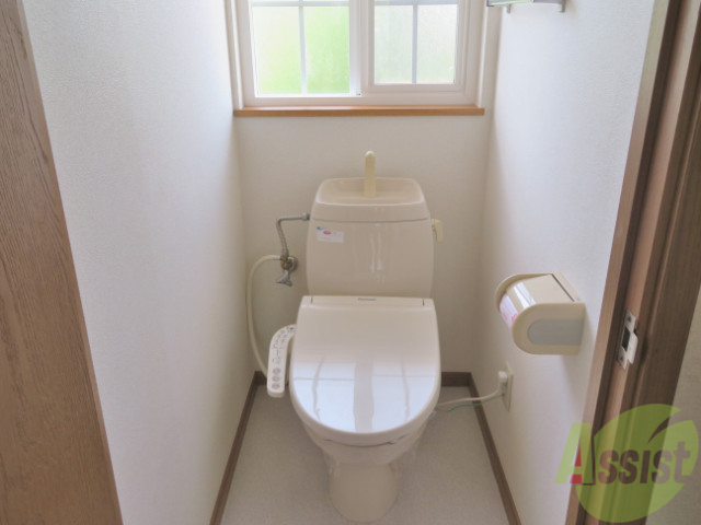 トイレ　トイレは狭すぎず、広すぎない感じが良いですね。