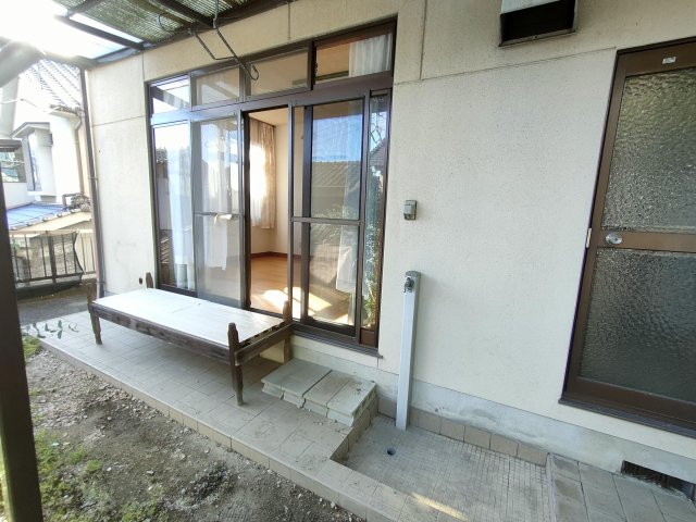 庭　小庭・屋外水栓、小上がり、屋外物置あります。