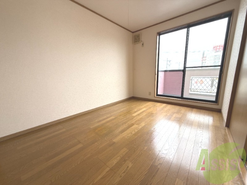 その他部屋・スペース　６帖の洋室がこちらです。広さも十分そうですね。