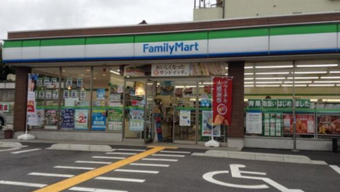 コンビニ　ファミリーマート朝霞膝折一丁目（コンビニ）まで379m