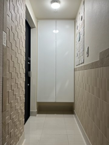 玄関　室内はエコカラット仕様の高級感ある内装となります。