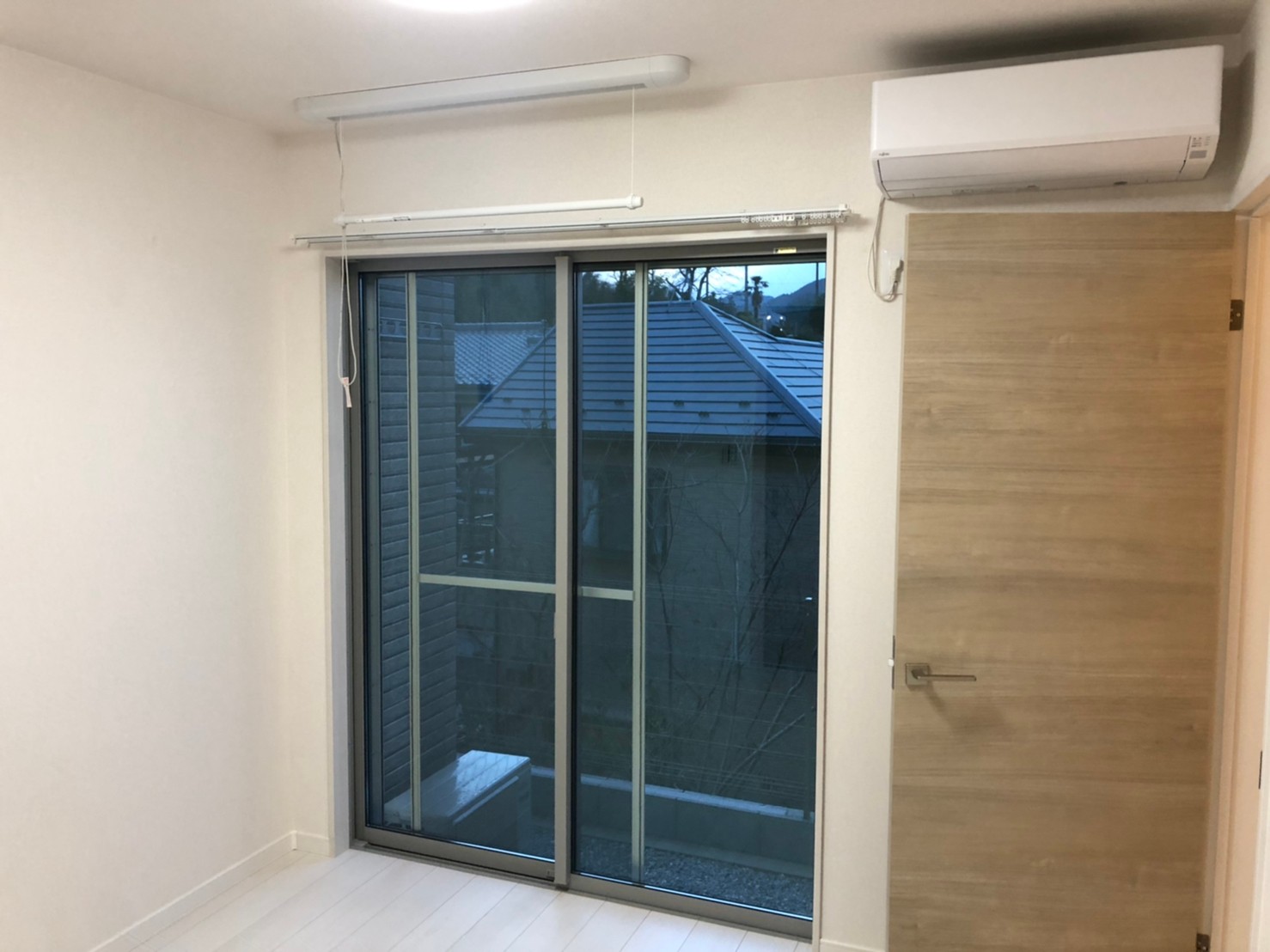 その他部屋・スペース　寝室には大きな窓〇