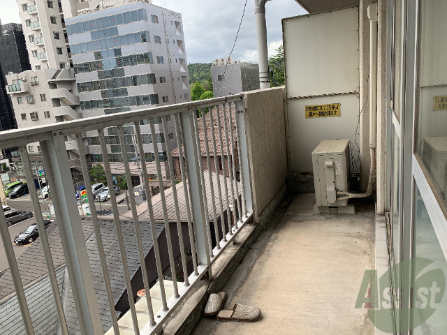 バルコニー　バルコニーには、洗濯物を干せるスペースが沢山ありますね