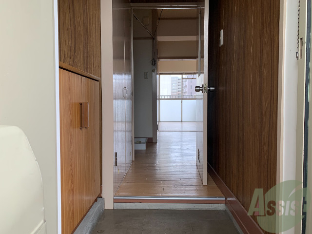 玄関　玄関からは、綺麗なリビングのフローリングがみえますね