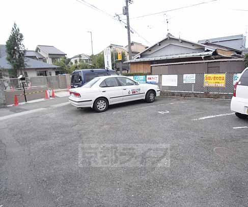 【京都市西京区嵐山谷ケ辻子町のアパートの駐車場】