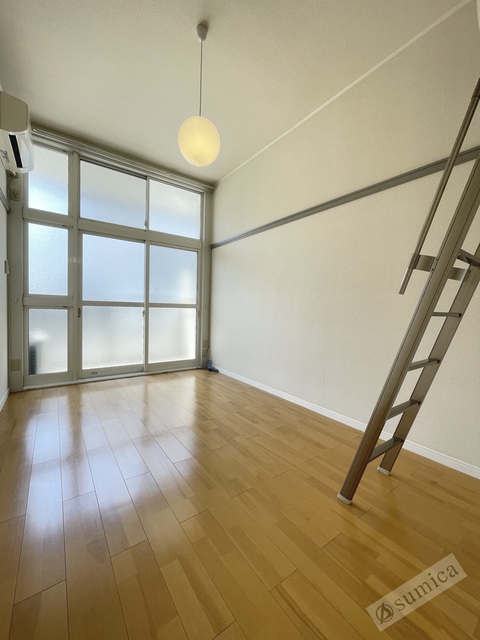 バルコニー　内装は落ち着いています。おおきな窓で明るさを演出。