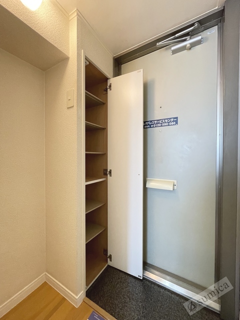 玄関　おしゃれな玄関がお部屋を演出いたします。