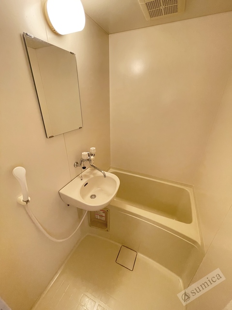 バス・シャワールーム　ちょうど良いサイズ。お掃除もラクラクです。