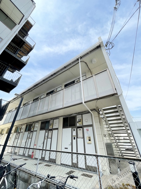 エントランス　スマートに佇むお家。毎日が楽しくなります。