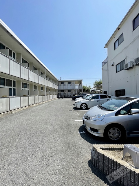 駐車場　広々とした駐車スペース。ハイルーフ車ＯＫ。