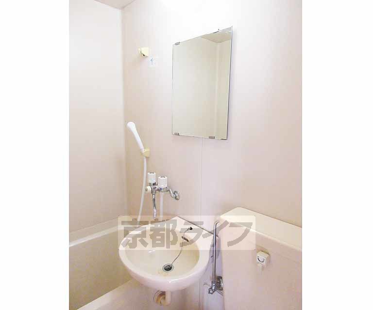 洗面設備　鏡もついて使いやすいですね