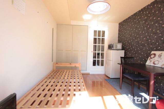 居室・リビング　明るい居室空間がございます。（イメージ）