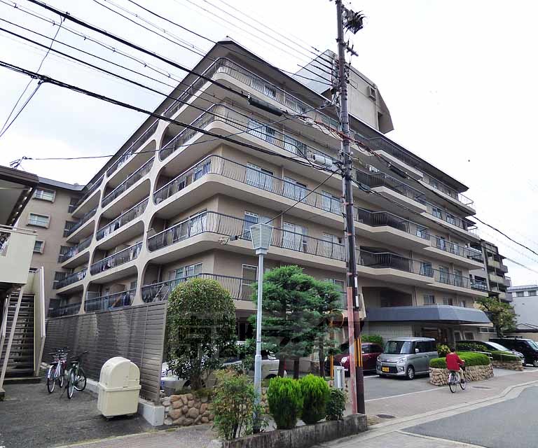 京都市上京区三丁町のマンションの建物外観