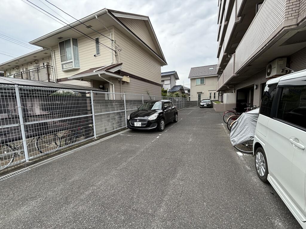 【リアライズ西之町の駐車場】